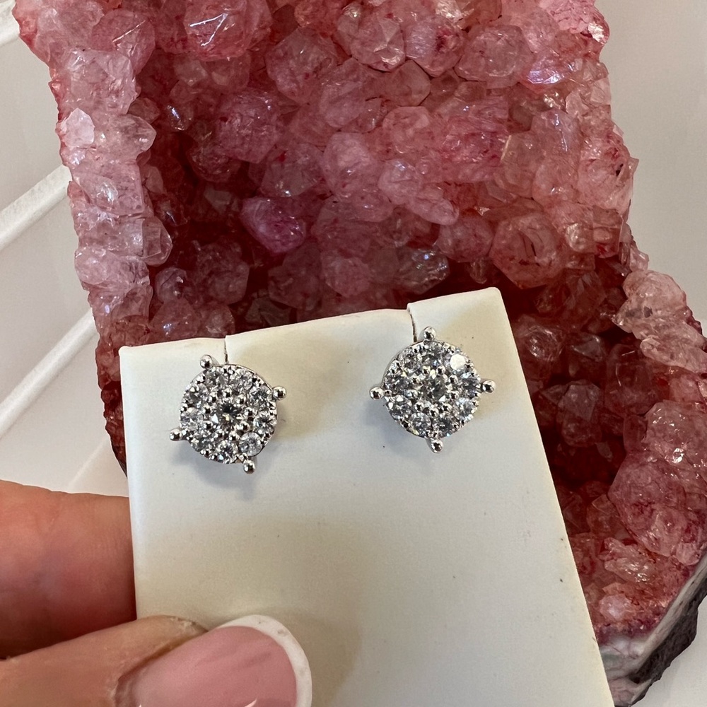 SPECTACULAR NATURAL DIAMOND💎 STUD EARRINGS . 14kt W/G SI2 G-H 1.06cts🎁
